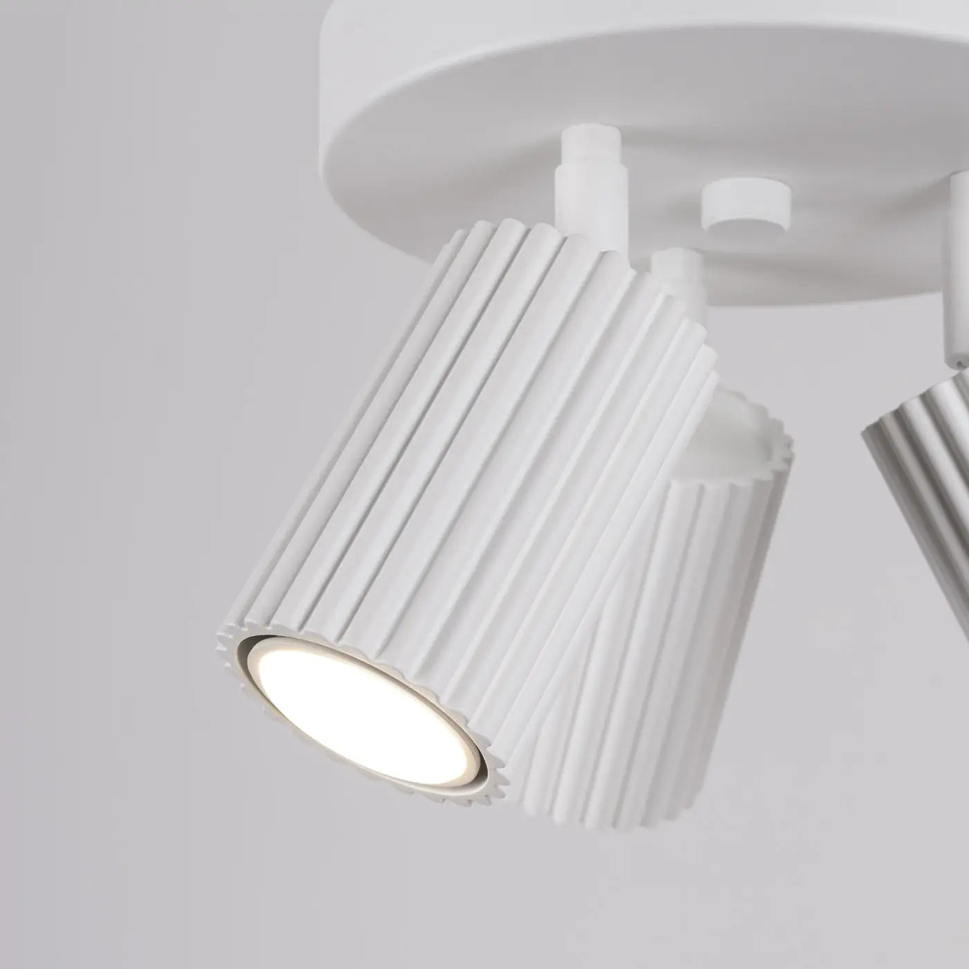 Plafonnier 3 Spots Orientables Cannelé Blanc - Dalumea - vue 3