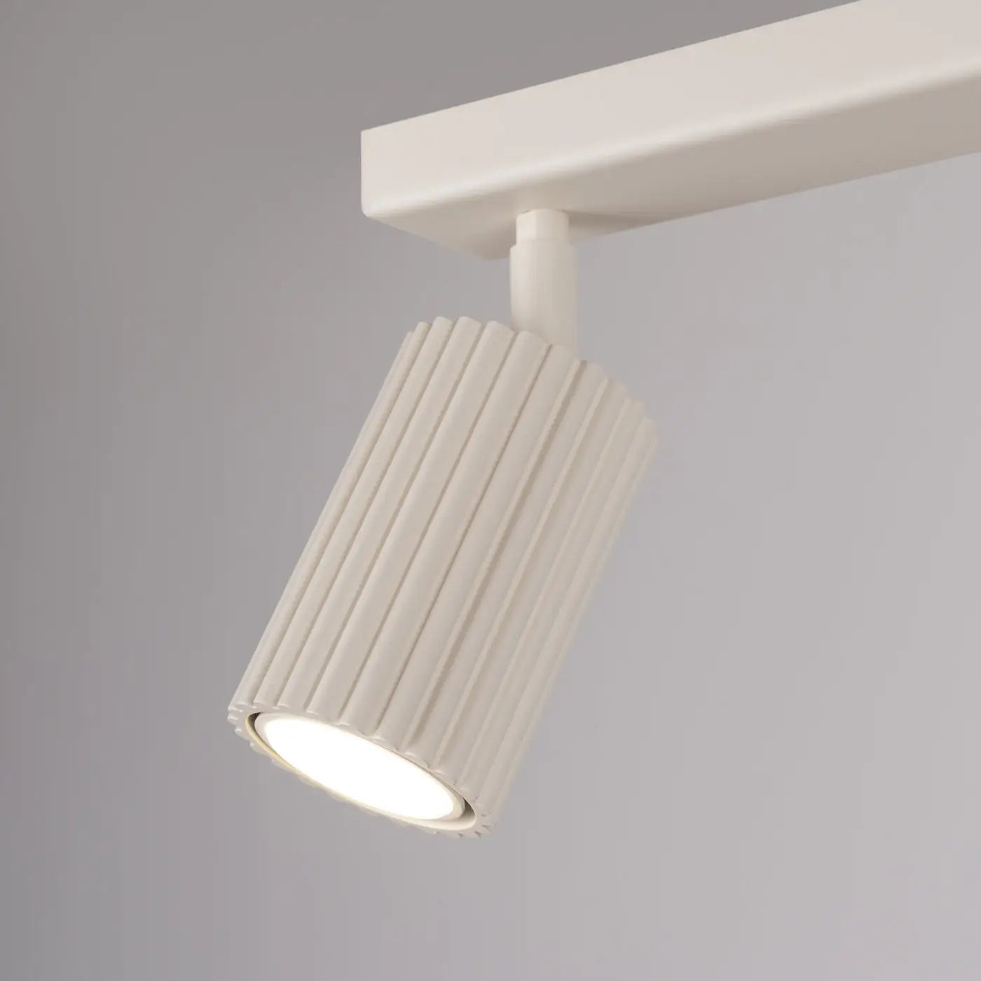 Plafonnier 2 Spots Orientables Beige Cannelé - Dalumea - vue 3