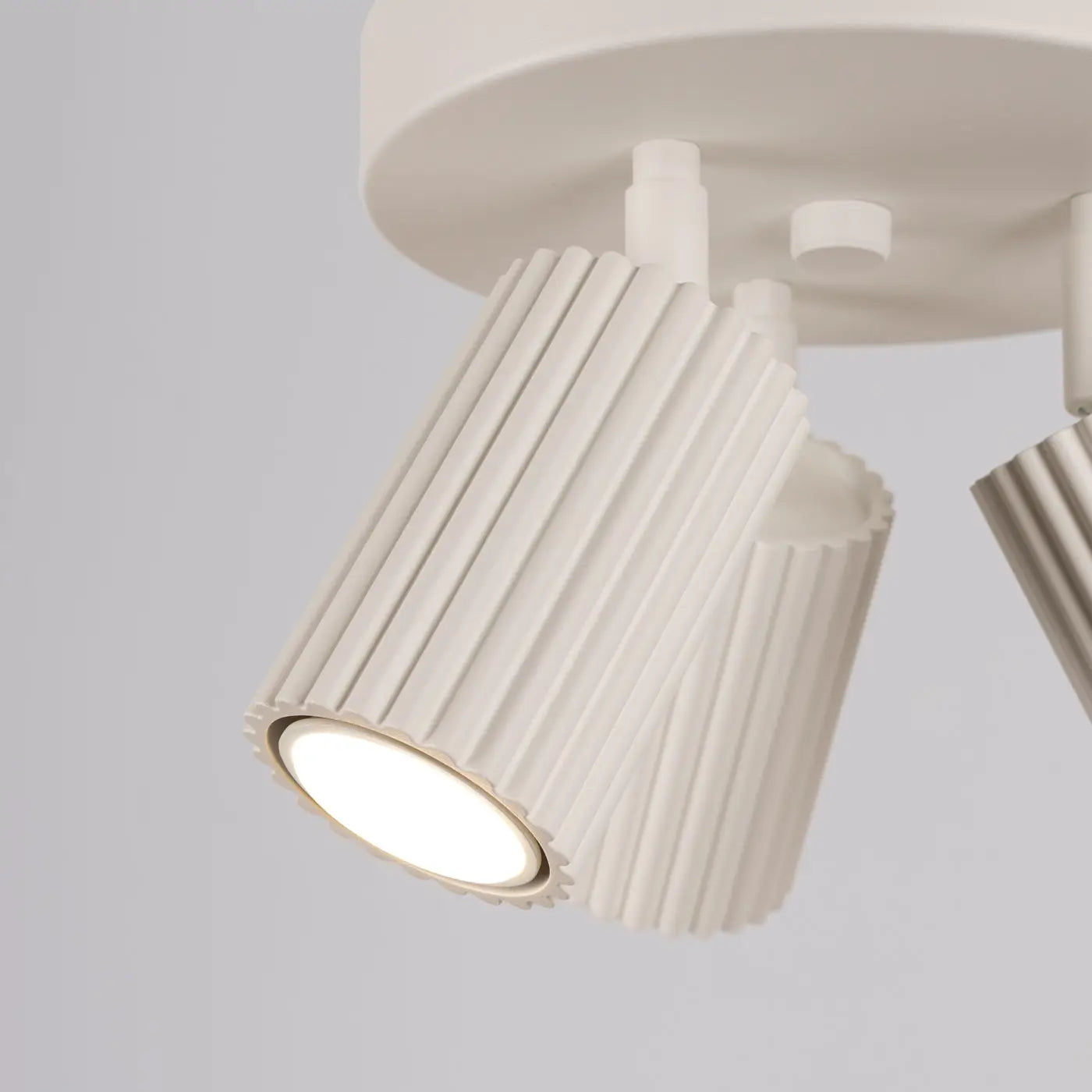 Plafonnier 3 Spots Orientables Cannelé Beige - Dalumea - vue 3