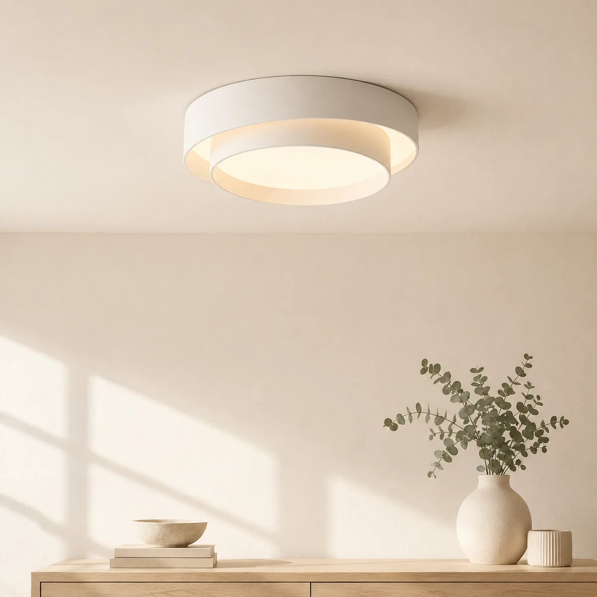 Plafonnier blanc à deux anneaux concentriques laqués affleurant un plafond crème