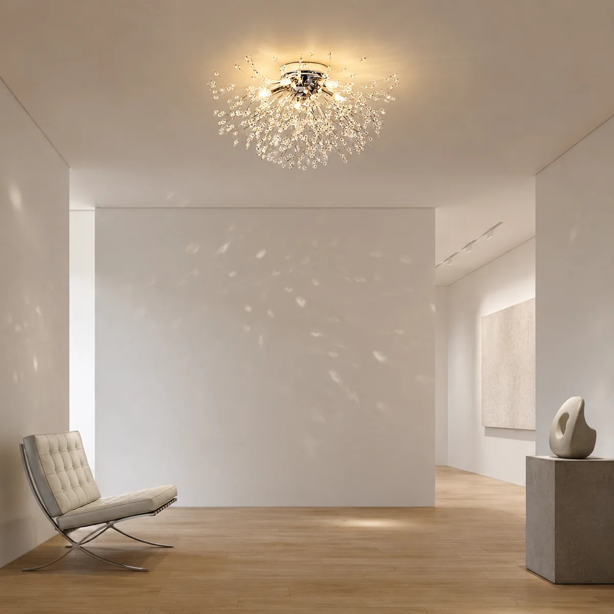 Plafonnier design pissenlit en cristal diffusant des éclats lumineux dans un intérieur de galerie