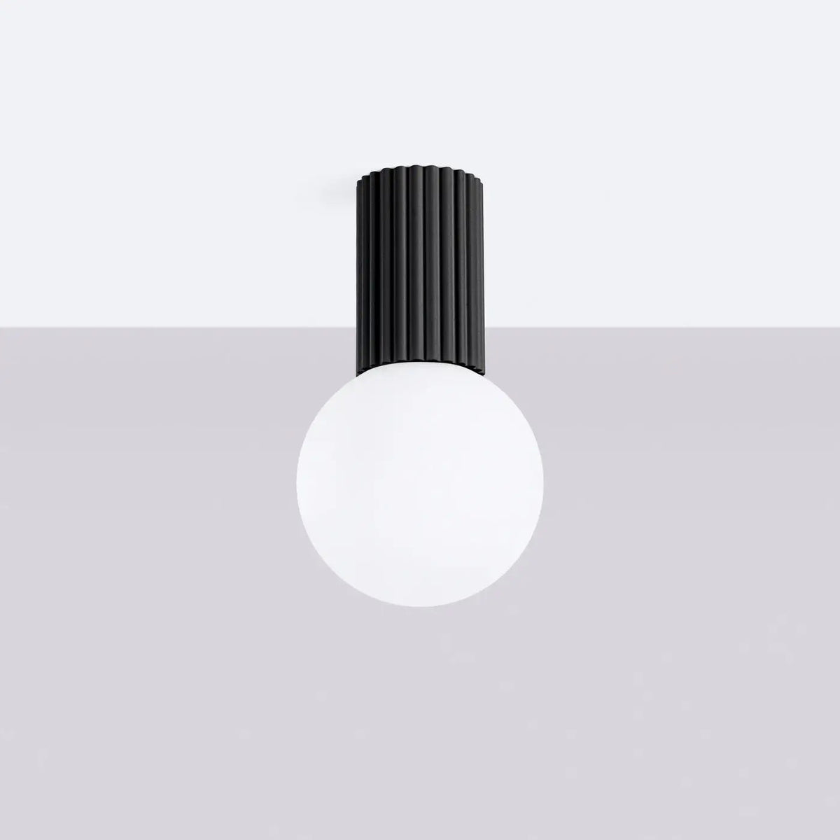 Plafonnier Noir Minimaliste Globe Opalin
