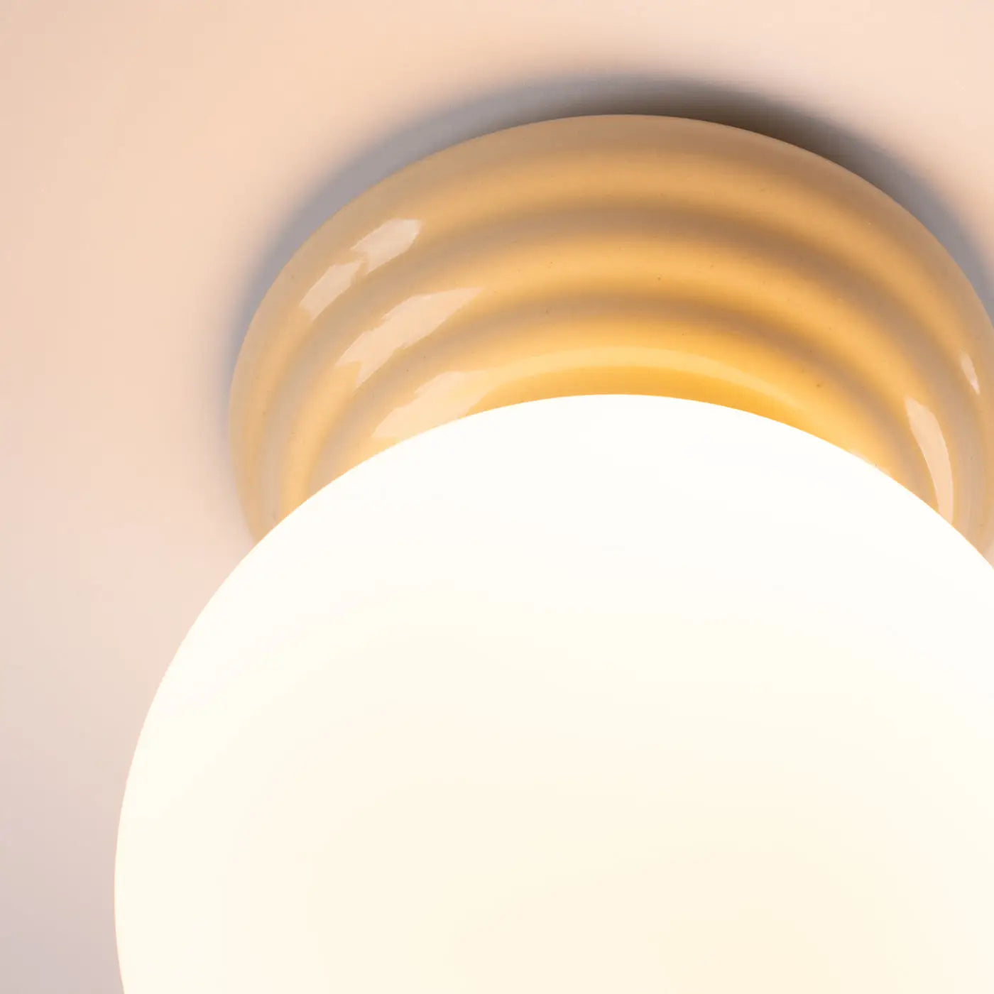 Plafonnier Boule Opaline Beige - Dalumea - vue 3