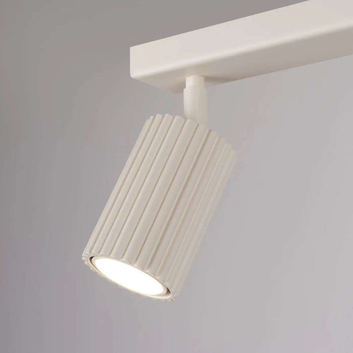 Plafonnier 2 Spots Orientables Beige Cannelé - Dalumea - vue 3