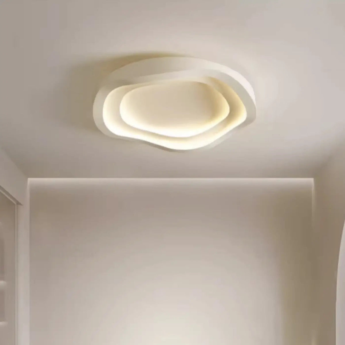 Plafonnier LED Dalumea à anneaux empilés de forme organique, diffuseur blanc lumineux posé à plat contre le plafond