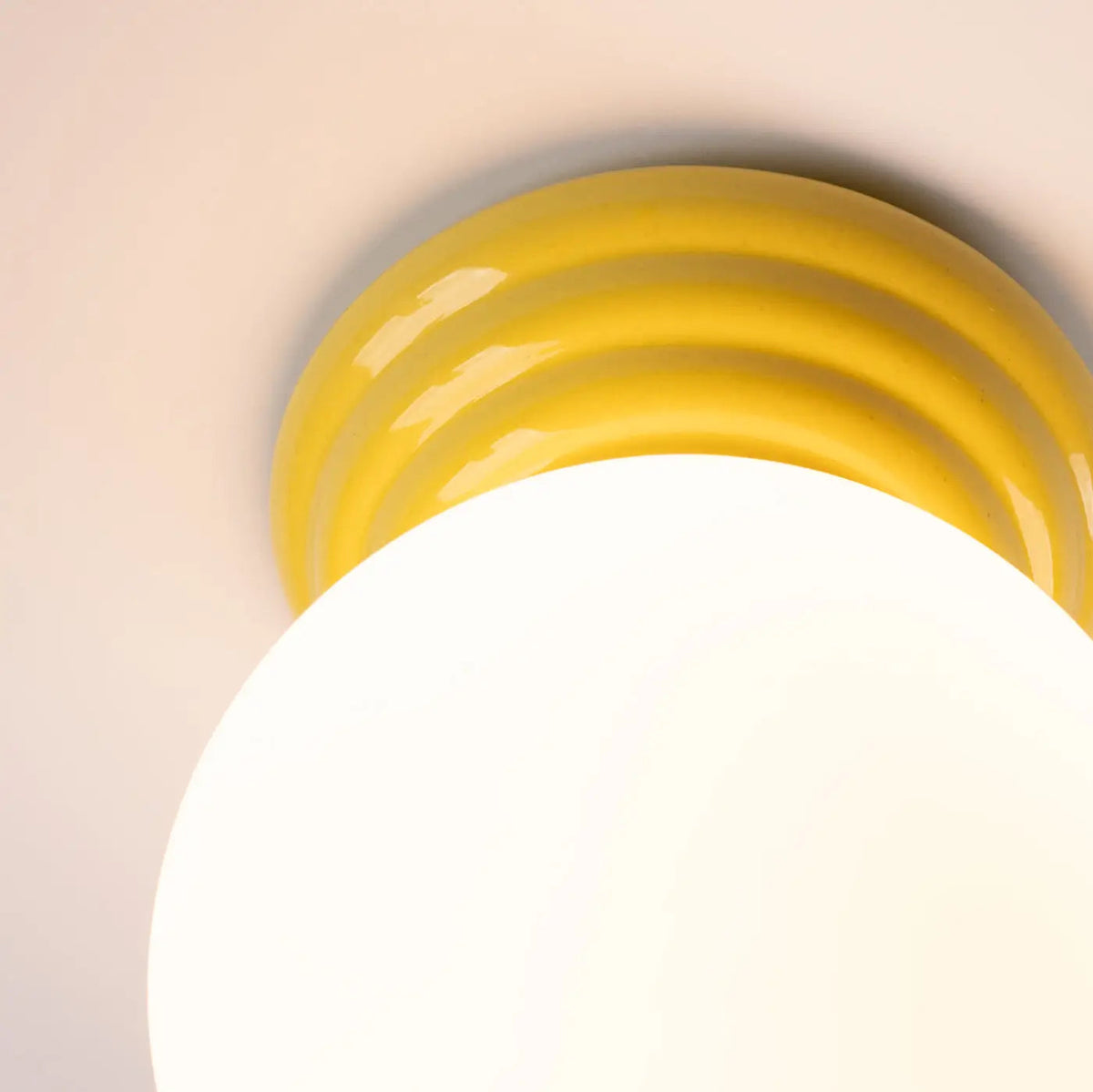 Plafonnier Boule Opaline Jaune - Dalumea - vue 3