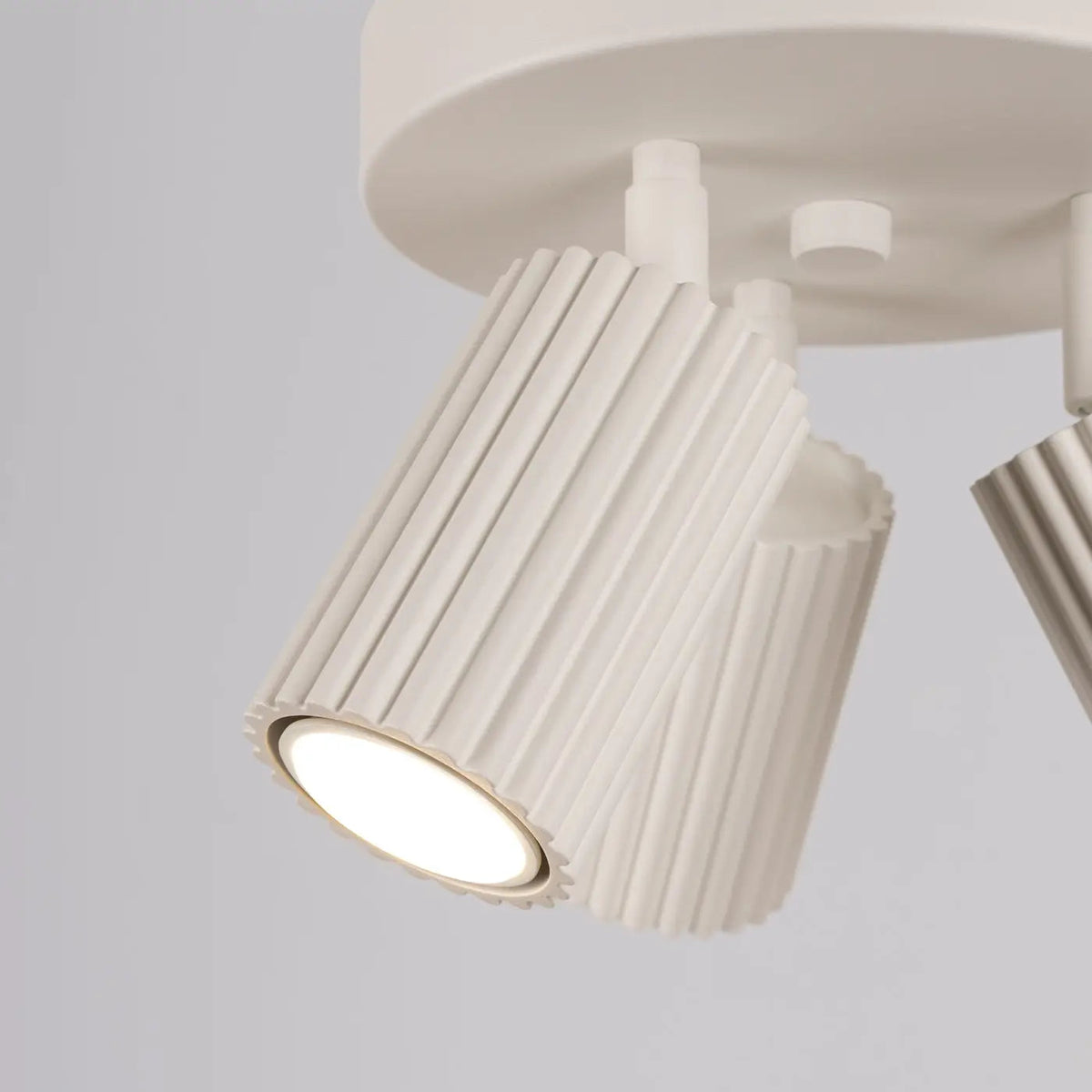 Plafonnier 3 Spots Orientables Cannelé Beige - Dalumea - vue 3
