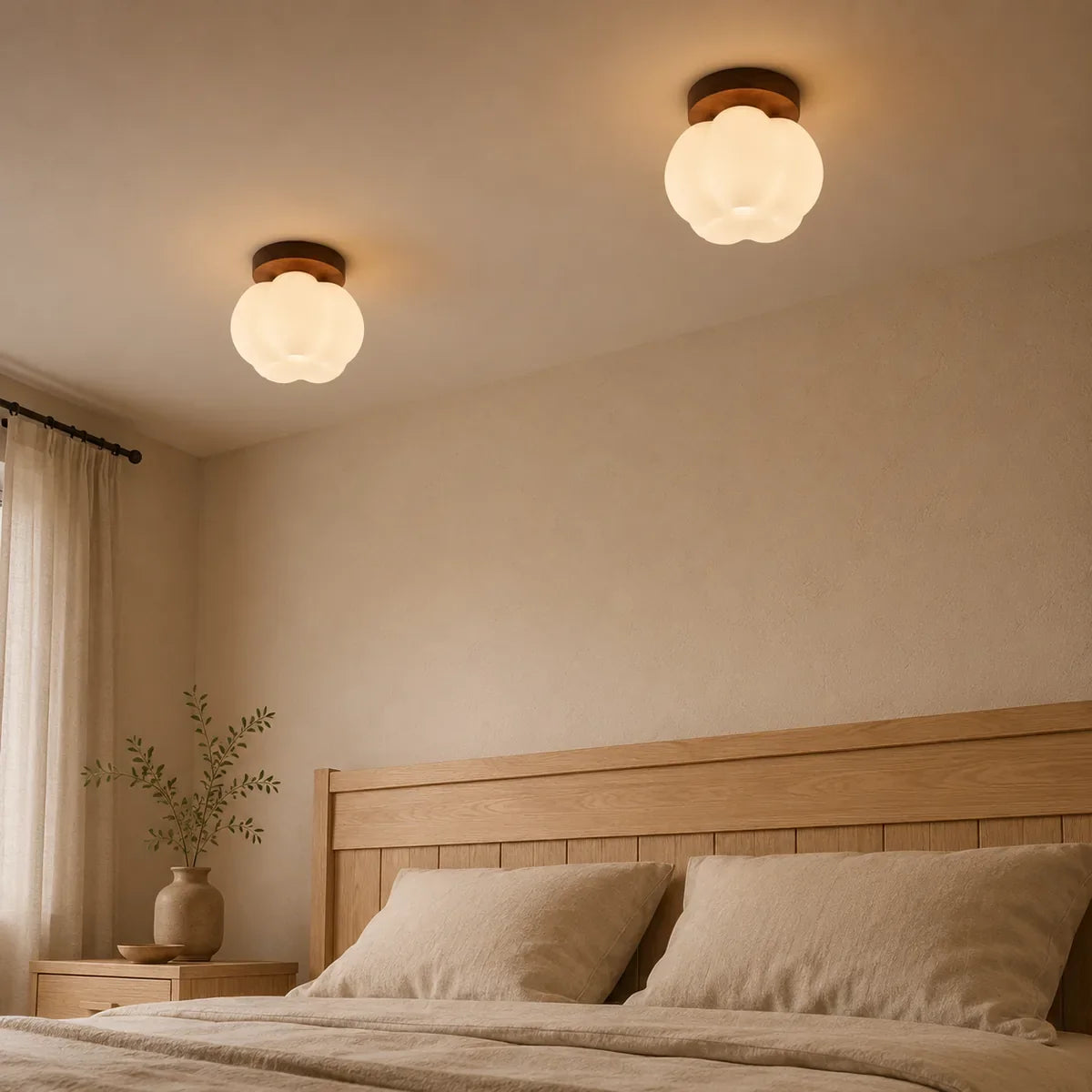 Plafonnier LED Fleur Verre Bois installé en double au-dessus d'une tête de lit en chêne